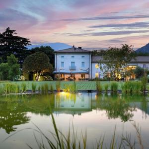 a building with a pond in front of it at Ca' Apollonio Heritage in Romano D'Ezzelino
