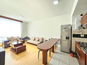 a kitchen and a living room with a table and a couch at Departamento de dos dormitorios en en centro de Santa Cruz in Santa Cruz de la Sierra