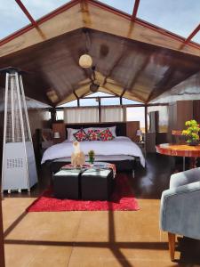 a bedroom with a bed in a tent at Sky Domo Titicaca Lodge in Puno