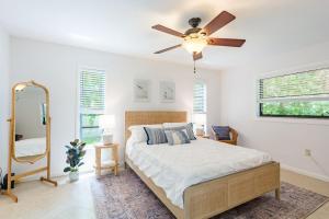 a bedroom with a bed and a ceiling fan at Coastal Getaway minutes from Siesta Key Beach in Sarasota
