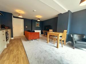 un soggiorno con tavolo e sedie di Kingsley Gardens Luxury Apartments a Northampton Altre 24 foto