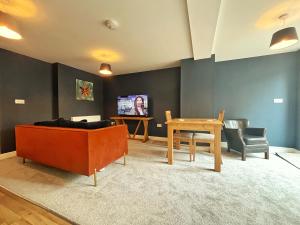 un soggiorno con un divano e un tavolo di Kingsley Gardens Luxury Apartments a Northampton