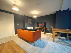 un soggiorno con un divano e un tavolo di Kingsley Gardens Luxury Apartments a Northampton