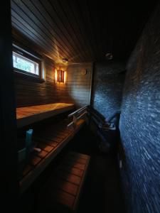 una sauna vacía con banco y ventana en Homely Loft, en Punkaharju