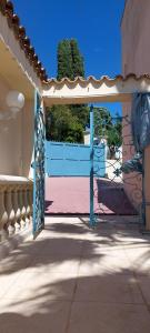 a gate in a building with a fence at 9 chambres spa hamman sauna Piscine chauffée poss in Juan-les-Pins