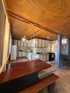 een grote keuken met een houten tafel bij Hostel Lunar in Alto Paraíso de Goiás