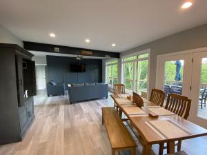 ein Esszimmer mit Tisch und Couch in der Unterkunft Lake & Mountain Views every room in the house! in Dandridge