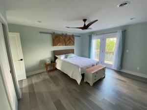 ein Schlafzimmer mit einem Bett und einem Deckenventilator in der Unterkunft Lake & Mountain Views every room in the house! in Dandridge