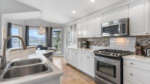 Η κουζίνα ή μικρή κουζίνα στο Lake Views Beach Home 6 mins to downtown BL# 10232