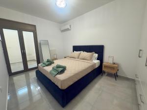 een slaapkamer met een groot bed met handdoeken erop bij Asklepion Retreat in Kos-stad