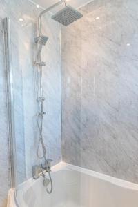 una ducha con puerta de cristal en un baño en 2 Bedroom Apartment Denton, en Mánchester