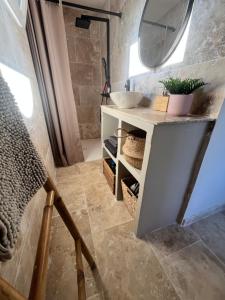 エクス・アン・プロヴァンスにあるAix-en-Provence, Cosy studio au calme de la campagne avec Spa et Climの洗面台と鏡のあるバスルーム +47枚の写真