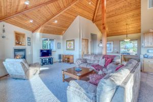 ein Wohnzimmer mit Sofas und einer Holzdecke in der Unterkunft Cape View Escape in Pacific City