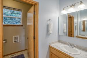 ein Badezimmer mit Waschbecken und Spiegel in der Unterkunft Cape View Escape in Pacific City + 35 Fotos