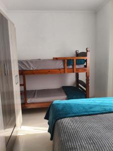 a bedroom with two bunk beds in a room at Apto Pé na Areia, Vila Caiçara in Praia Grande +27 photos