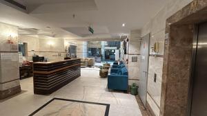 a waiting room with blue chairs in a building at فندق فيصل الصفوة in Al Khansāk