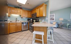 Η κουζίνα ή μικρή κουζίνα στο Phoenix East 1502 condo