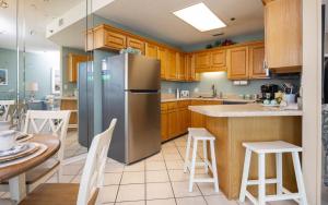 Η κουζίνα ή μικρή κουζίνα στο Phoenix East 1502 condo