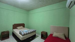 a small room with a bed and a small bed sidx sidx sidx sidx at Rd hotel in Colonia Felicidad