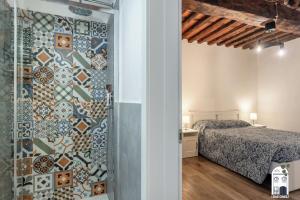a bedroom with a shower and a bed in a room at I due Ciueli in Pescia