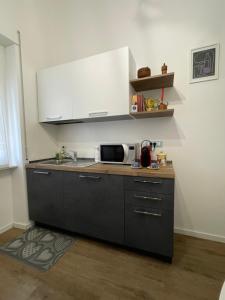 a kitchen with a sink and a microwave at Matilde House a Genova, Boccadasse, appartamento completo ed esclusivo in Genova