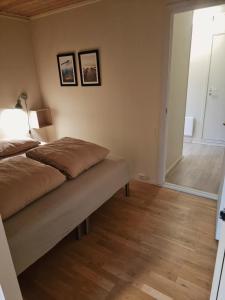 Central apartment في ترومسو: غرفة نوم مع سرير وأرضية خشبية