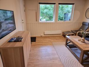 Central apartment في ترومسو: غرفة معيشة بها أريكة وطاولة