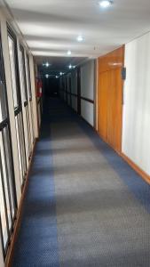a hallway in an office building with a long aisle at Flat em hotel de luxo em Goiânia in Goiânia +2 photos