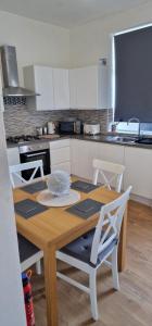 Η κουζίνα ή μικρή κουζίνα στο 2-Bedroomed House Dukinfield +5 φωτογραφίες