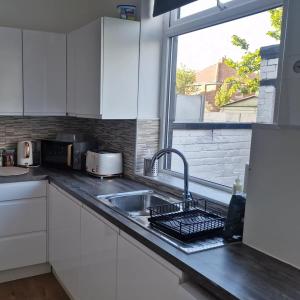 Η κουζίνα ή μικρή κουζίνα στο 2-Bedroomed House Dukinfield