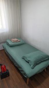 Ένα ή περισσότερα κρεβάτια σε δωμάτιο στο Camera cu baie in Campusul Universitar