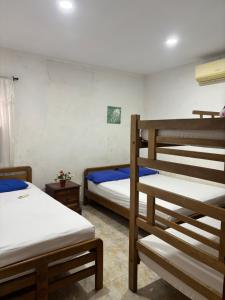 ein Schlafzimmer mit zwei Etagenbetten in einem Zimmer in der Unterkunft Hospedaje Casa Taganga in Taganga