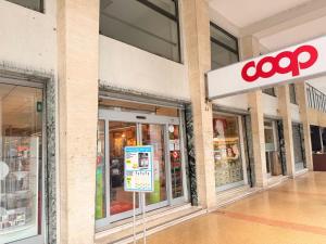an apple store with a sign in front of it at cà venice tour vaction in Mestre