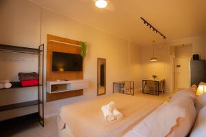 una camera da letto con un letto e una TV a schermo piatto di 360 Centro Metrô Uruguaiana By SUHCasa a Rio de Janeiro