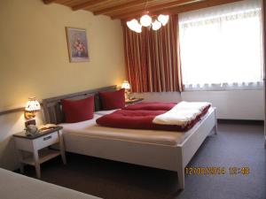A bed or beds in a room at Piz Buin