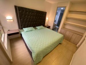 Ένα ή περισσότερα κρεβάτια σε δωμάτιο στο Con piscinas y jacuzzis, apto de lujo y muy dotado cerca al centro de Villeta