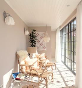 a living room with chairs and a table at Quinta de Sá in Vila Nova de Gaia