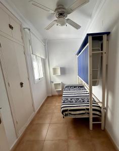 Un pat sau paturi într-o cameră la Apartamento con vistas al mar