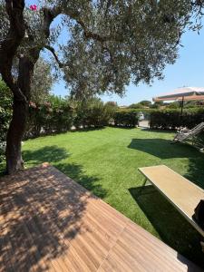 a yard with a picnic table and a tree at Domu Mea 1 min a Piedi dal Mare in Costa Rei