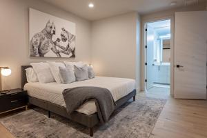 a bedroom with a king sized bed in a room at Downtown Luxury Villa Hot Tub Walk To Lake in Coeur d'Alene