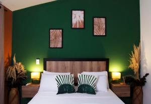 Una cama o camas en una habitación de Bohemia Boutique Hostel