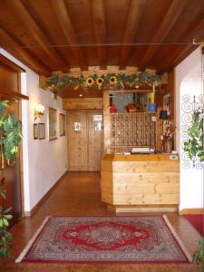 una camera con pavimento in legno e una camera con tavolo di Nord Hotel a Cortina dʼAmpezzo