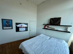 Ένα ή περισσότερα κρεβάτια σε δωμάτιο στο Famed Skyline Loft Iconic Views Downtown Detroit