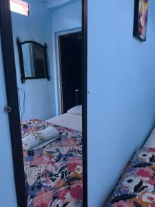 1 dormitorio con espejo junto a la cama en Dormis Totoral, en Villa del Totoral