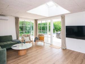 Televiisor ja/või meelelahutuskeskus majutusasutuses Renovated Retreat with Pool - By Traum Ferienwohnungen