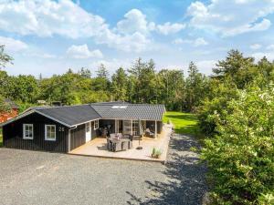 Hoone, kus puhkemaja asub