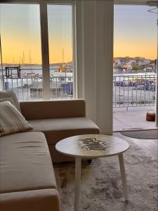 Posezení v ubytování Lägenhetshotell Varvet