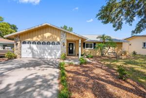 una casa con entrada y garaje en Stylish 4BR Retreat with Pool - Comfort & Serenity, en Clearwater