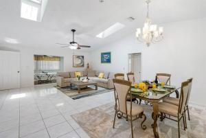 Una sala de estar con una mesa y un comedor. en Stylish 4BR Retreat with Pool - Comfort & Serenity, en Clearwater