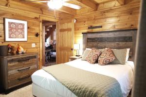 Postel nebo postele na pokoji v ubytování Peaceful Forest Cabin - Hot Tub, Relax & Explore